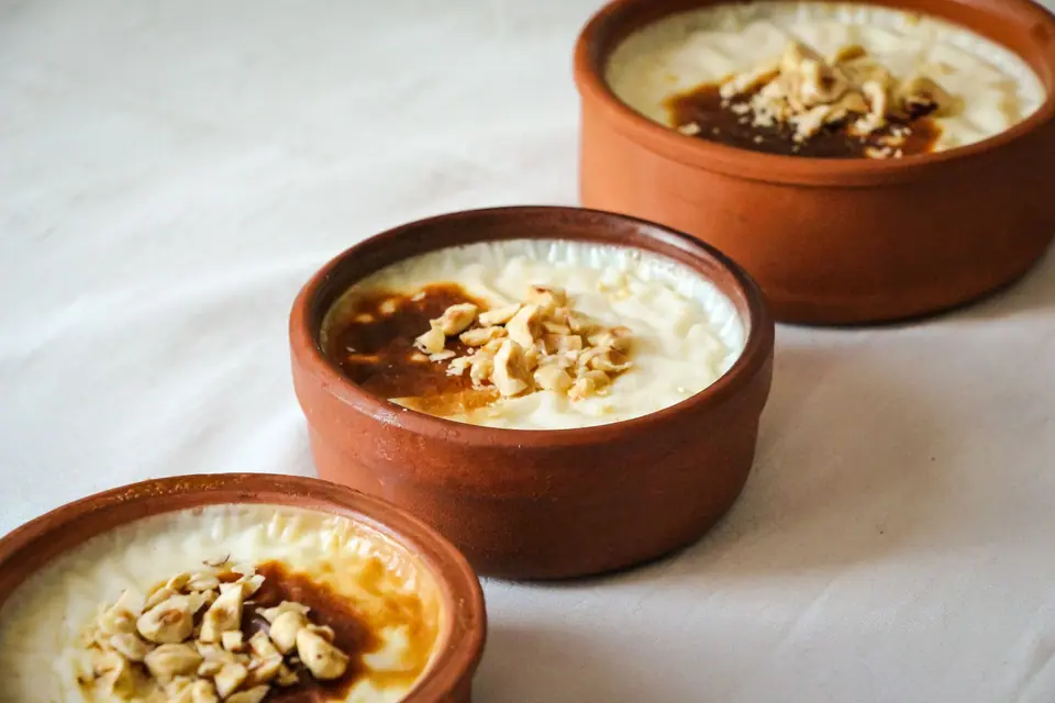 Traditional Turkish dessert Güllaç in clay pots